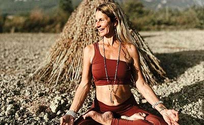 Mey Elbi ile 200 Saat Mindfulness Temelli Yogayı Öğrenme ve Derinleşme Programı